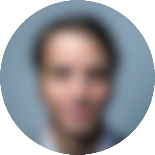 Photo portrait floutée d'un homme, élève de coach en séduction